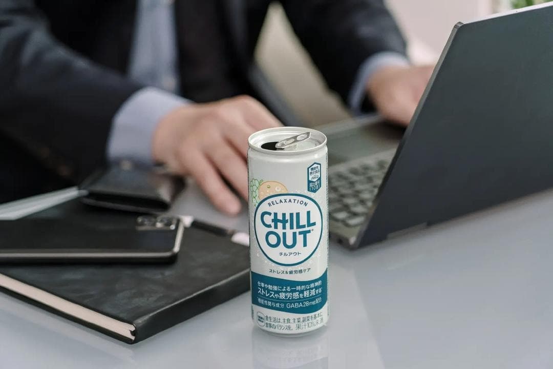 「その顔、くたびれてませんか？」──AIで見える“勤め人感”と、それを吹き飛ばす1本の飲み物