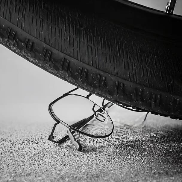 Vantoure Vera｜落としても踏んでも壊れない、顔に乗っていることを忘れる超軽量メモリーチタン眼鏡