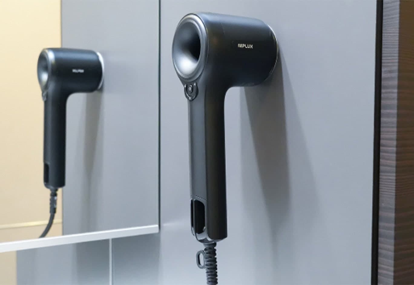 壁のホルダーに掛けた NIPLUX Hair Dryer(画像 1)