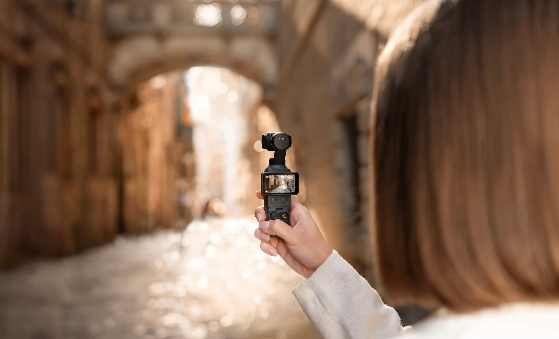 DJI Osmo Pocket 4 で撮影する様子(画像 1)