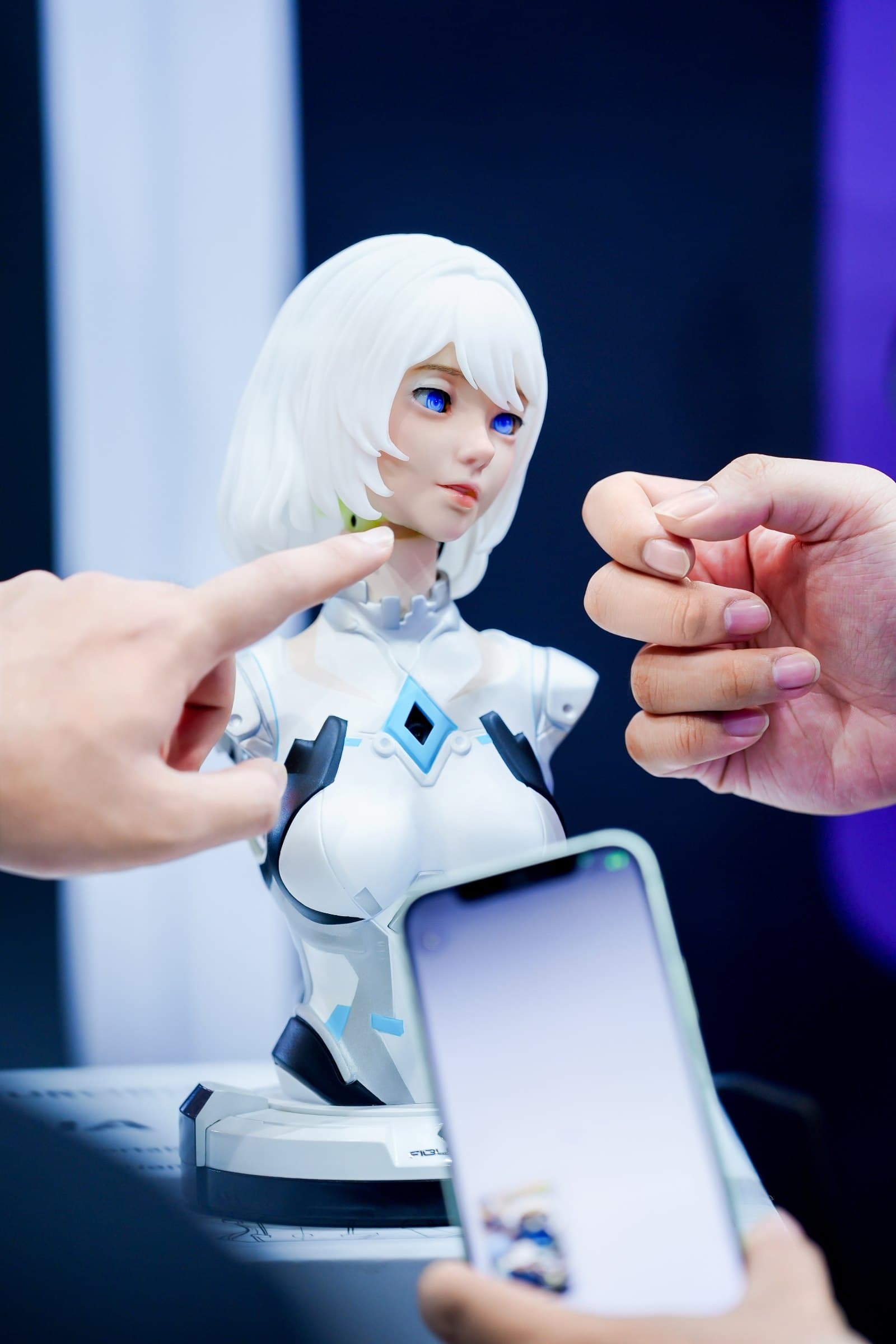 Fr Nia The Worlds First Portable Expressive Robot の製品画像