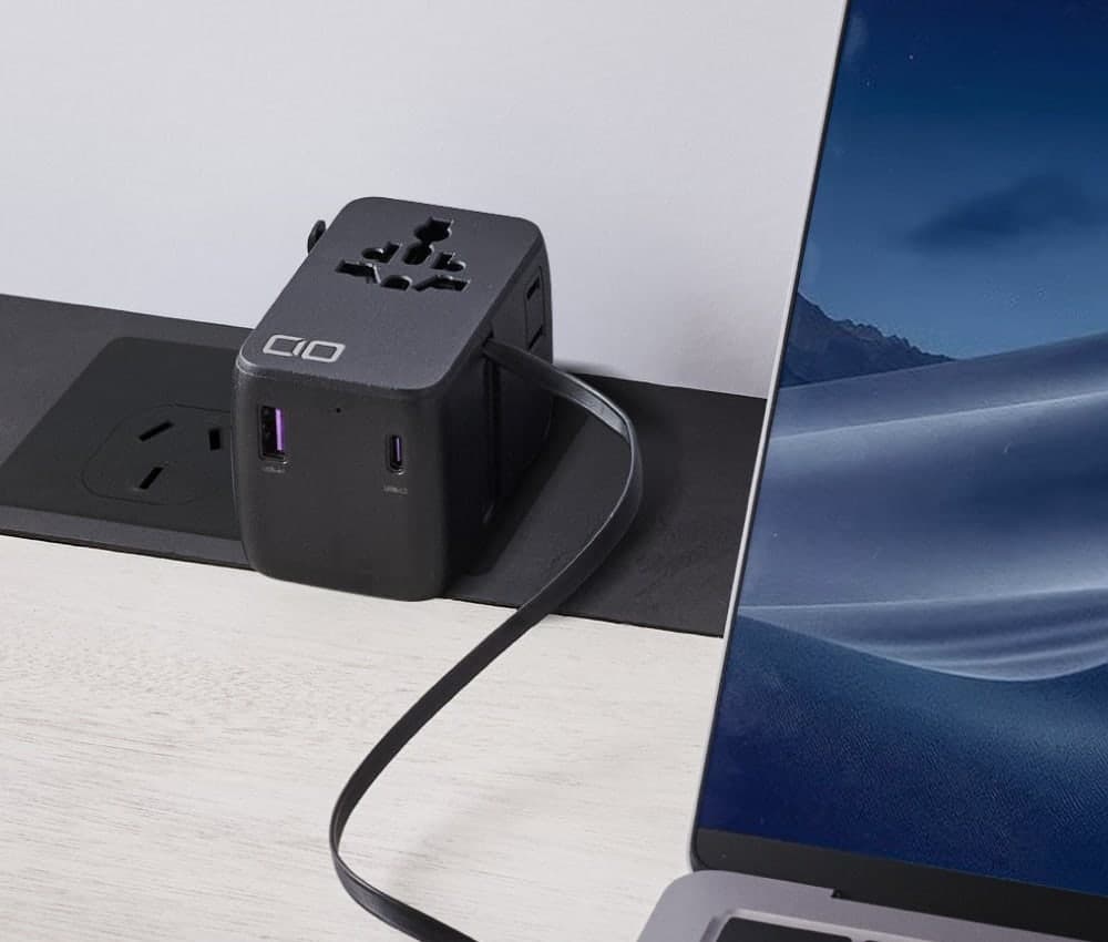デスクでノートPCを充電する CIO Polaris CUBE TRAVEL(ブラック)(画像 1)