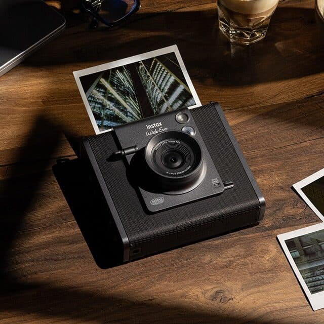 instax WIDE Evo™|革新的なハイブリッドインスタントカメラの新時代
