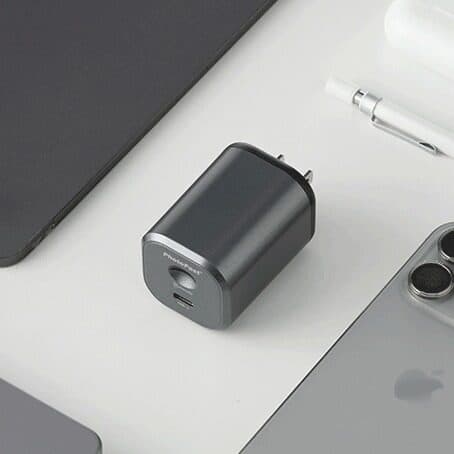 PhotoPower|充電と自動バックアップを一歩で完了する究極のデバイス