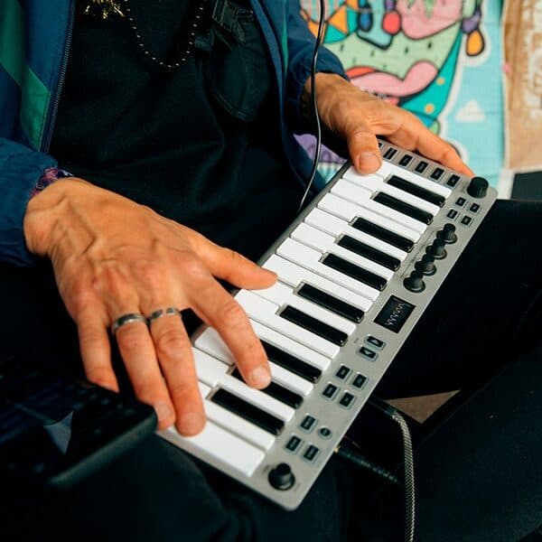 Xsynth|超薄型25鍵シンセサイザーで実現する4-in-1モバイル音楽制作