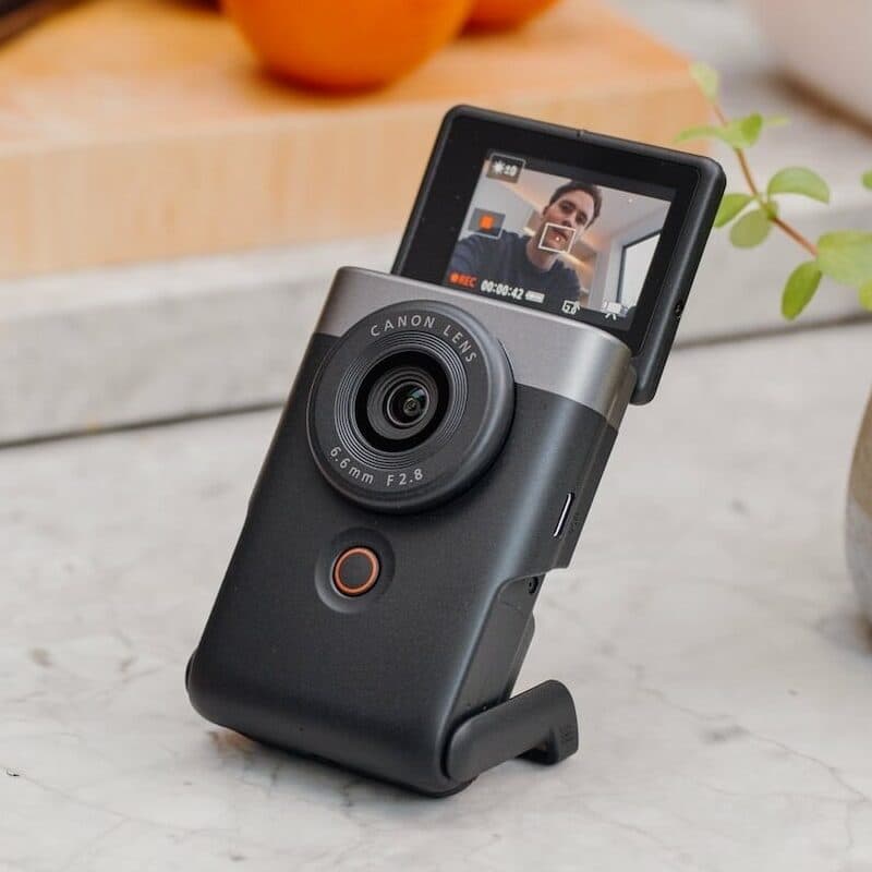 PowerShot V10|コンパクトデジタルカメラの新基準を築くポケットサイズモデル