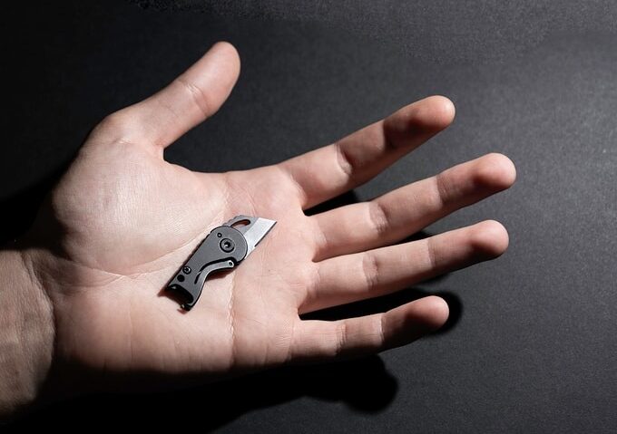 tinyBLADE｜超小型のタクティカルナイフが日常ツールをより機能的に