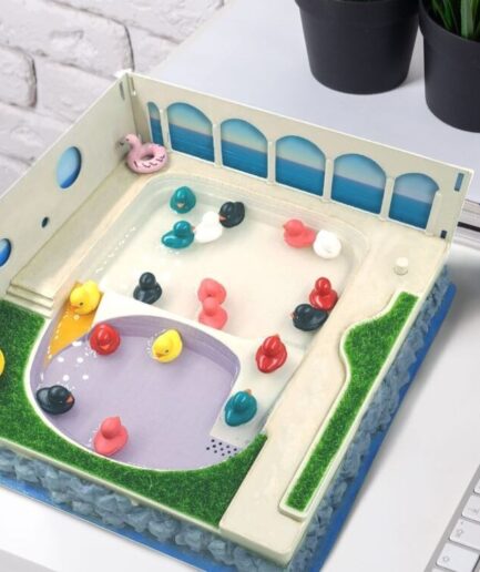 Placid Plastic Duck Simulator STUDIO｜“のんびり系”ゲームの世界観を、あなたのデスクにそのまま再現