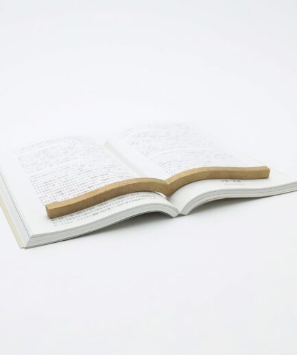 本に寄り添う文鎮｜読書と学習の新たなパートナー