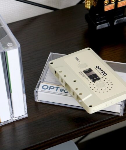 OPT90｜80年代のレトロデザインと最新テクノロジーが融合したポータブルスピーカー