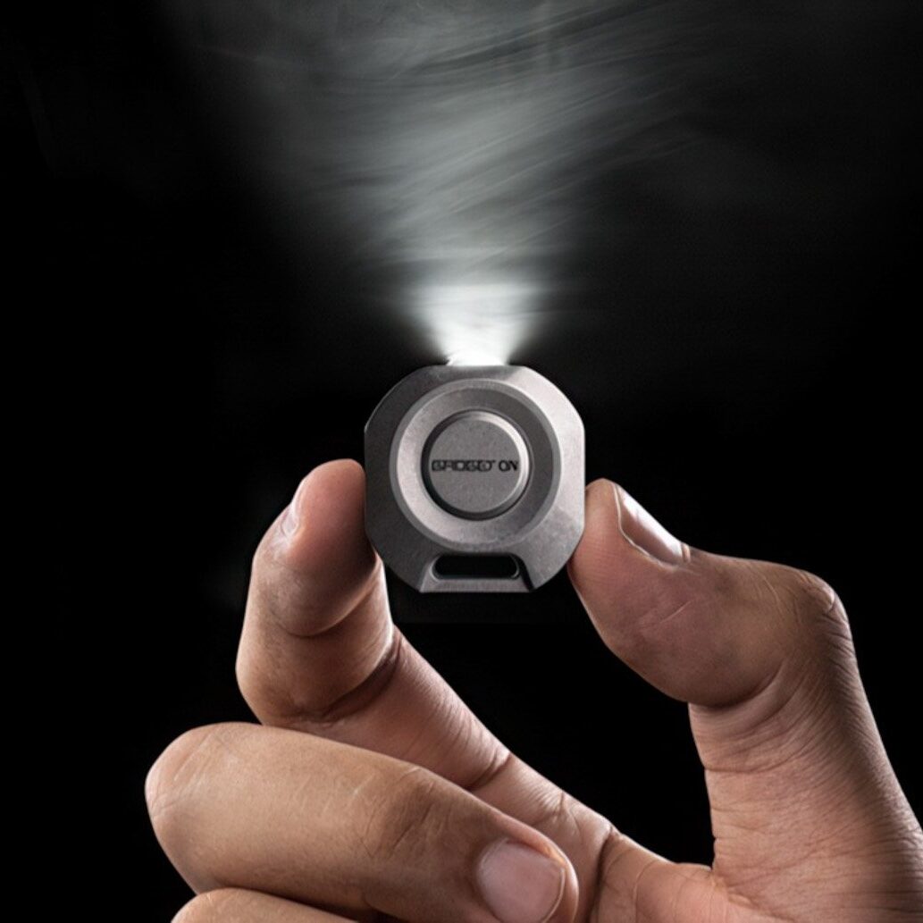 NanoB9｜コインサイズで 9 機能を実現する万能フラッシュライト - Modern g | 近未来のライフスタイル