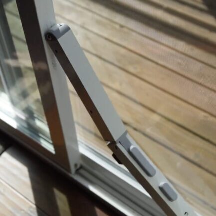 StepNLock｜スライディングドアに簡単に安全を追加する足踏み式ロック装置