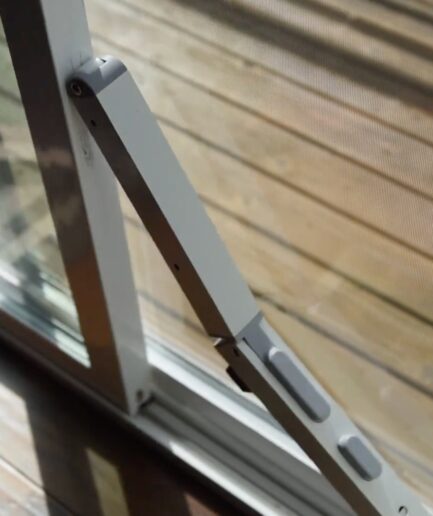 StepNLock｜スライディングドアに簡単に安全を追加する足踏み式ロック装置