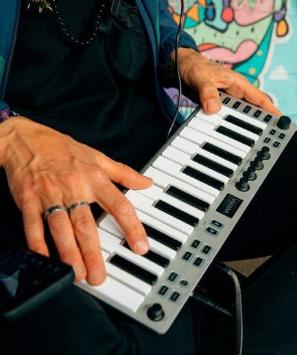 Xsynth｜超薄型25鍵シンセサイザーで実現する4-in-1モバイル音楽制作