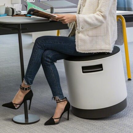 Turnstone Buoy｜Steelcaseのオフィス用丸椅子、自由な動きを実現する多機能デザイン