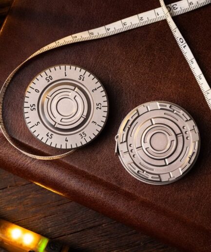 Revolutionary Titanium Tape Measure｜プロフェッショナルとクリエイターに捧げる超耐久測定ツール