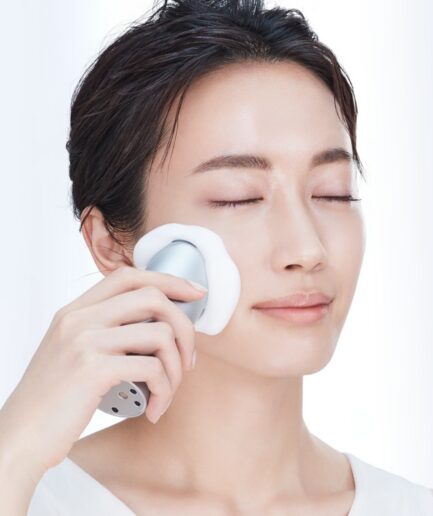 SALOINIA ION FACIAL BRUSH｜イオンと音波で毛穴奥の汚れを徹底除去、透明感肌を実現する電動洗顔ブラシ
