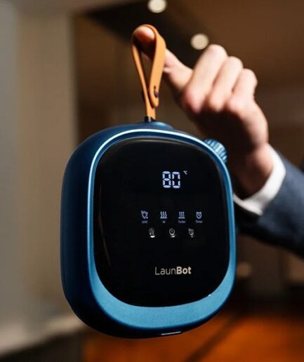 Launbot｜洗濯物をハンガーに掛けるだけで乾かせて皺を伸ばせる AI 制御の小型衣料ケア機