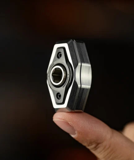 Titaner Ratchet｜世界最小 4° スイングで不可能を可能にする精密 EDC ツール