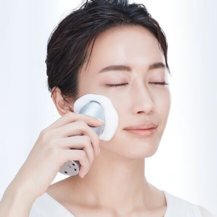 SALOINIA ION FACIAL BRUSH｜イオンと音波で毛穴奥の汚れを徹底除去、透明感肌を実現する電動洗顔ブラシ