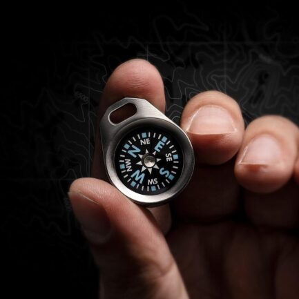 Path 22 Ti-Lume｜昼夜を問わず真北を見つけるチタニウムキーチェーンコンパス