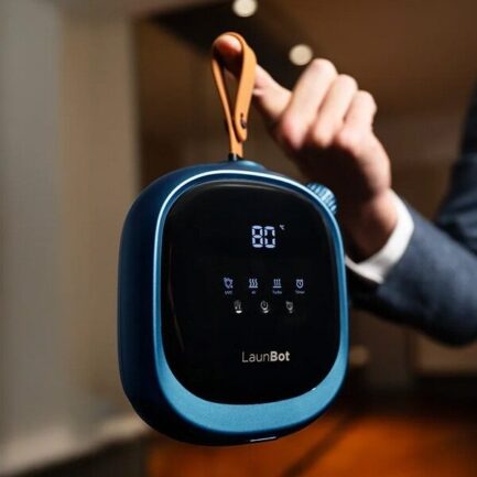 Launbot｜洗濯物をハンガーに掛けるだけで乾かせて皺を伸ばせる AI 制御の小型衣料ケア機