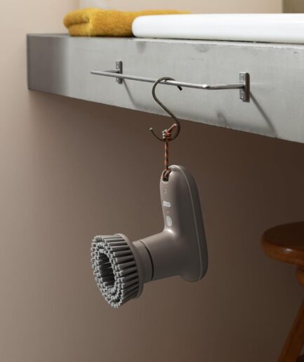 ±0 激落ちくん｜年末大掃除をラクにピカピカにするコードレス電動ブラシ