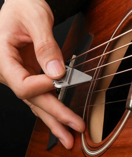 ResoTi｜汗で活性化するグリップ機能を持つチタン製ギターピック