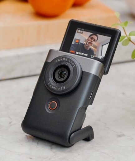 PowerShot V10｜コンパクトデジタルカメラの新基準を築くポケットサイズモデル