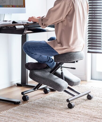 150-SNCH051 バランスチェア｜あぐらもできる柔軟な座り方を叶える多機能チェア