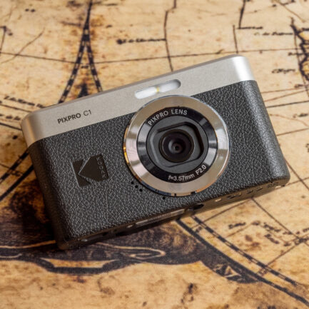 KODAK PIXPRO C1｜クラシックな佇まいとモダン機能を融合した携帯性抜群のコンパクトデジタルカメラ
