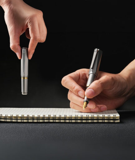 Lumink｜ポケットからフルサイズへ瞬間変形 100 年続くチタン万年筆の極致