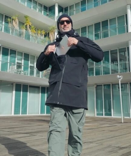 ISOLA26｜365 日防水対応 26 ポケットでスマートキャりーを実現するアドベンチャージャケット