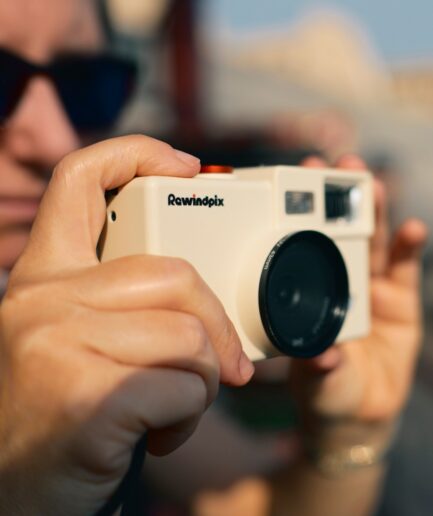 Rewindpix｜アナログの温もりとデジタルの自由を兼ね備えたレトロ・スクリーンレスカメラ