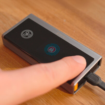 Zike Vault｜Apple Find My 搭載世界初 USB4 ポータブル SSD、指紋認証と 40Gbps 転送でデータの安全を極める
