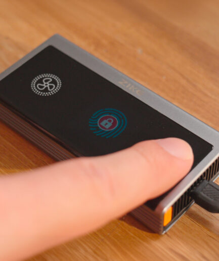 Zike Vault｜Apple Find My 搭載世界初 USB4 ポータブル SSD、指紋認証と 40Gbps 転送でデータの安全を極める
