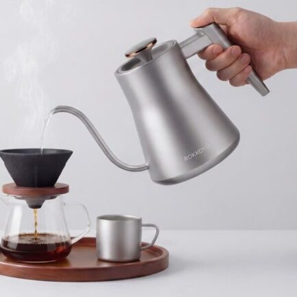 Rokkoyo Titan Kettle｜金属の気配を遠ざけ、豆と茶葉の個性だけを澄んで引き出すチタン電気ケトル