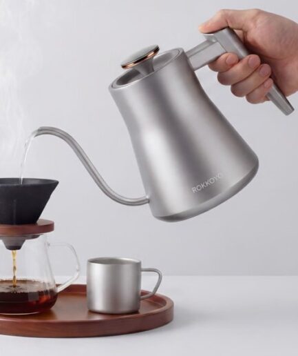 Rokkoyo Titan Kettle｜金属の気配を遠ざけ、豆と茶葉の個性だけを澄んで引き出すチタン電気ケトル