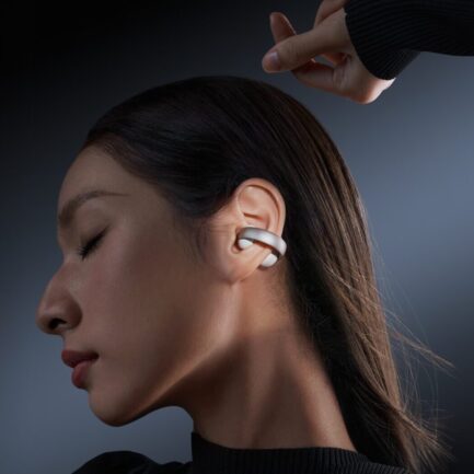 Soundcore AeroClip｜耳をふさがず、音も会話も一日中楽しめるイヤーカフ型オープンイヤーイヤホン