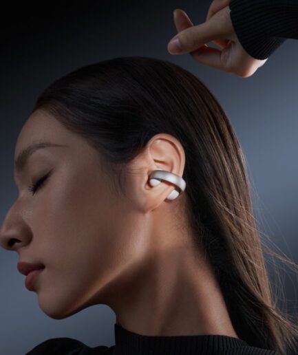 Soundcore AeroClip｜耳をふさがず、音も会話も一日中楽しめるイヤーカフ型オープンイヤーイヤホン
