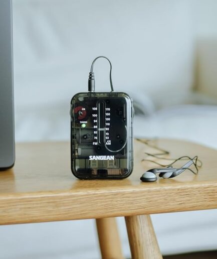 Sangean SR-32｜ポケットに忍ばせて、声のぬくもりをどこへでも連れていくクリアボディラジオ