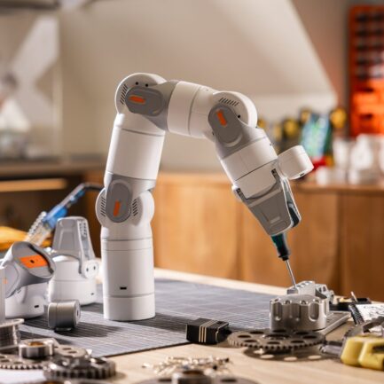 Kynooe｜声とアプリで動く、暮らしと創作を拡張するモジュラーAIロボットアーム