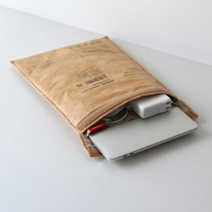 ANAheim Laptop Sleeve 13inch “Craft”｜紙のように軽く、自分だけの表情へ育つ13インチPCスリーブ